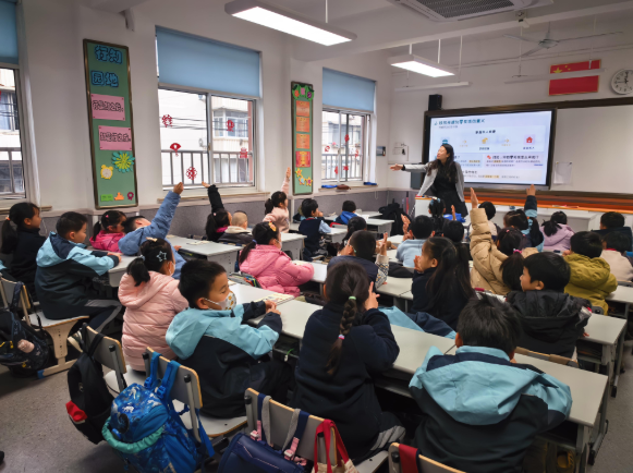 情景判断游戏引导学生对日常物品进行需